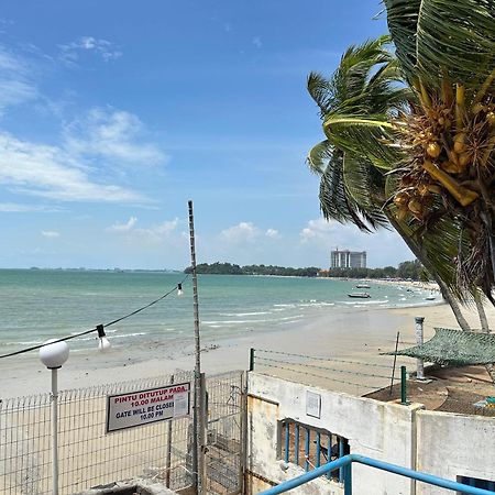 Newly Renovated Comfy Beachfront View At Seri Bulan Port Dickson Esterno foto