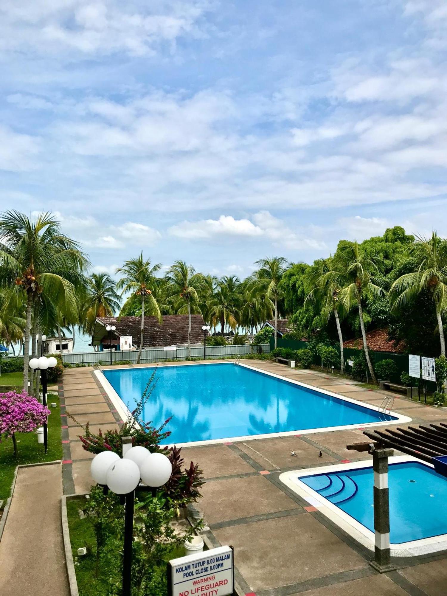 Newly Renovated Comfy Beachfront View At Seri Bulan Port Dickson Esterno foto